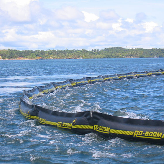 Floating oil containment boom for marine spill response Floating oil containment boom for marine spill response