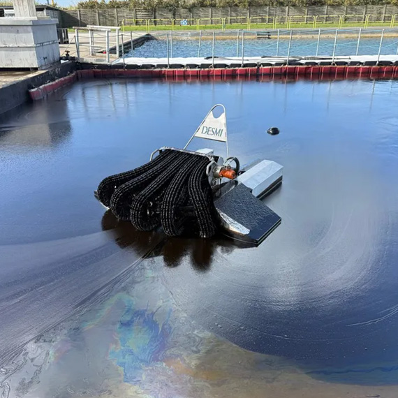 Brush oil skimmer for marine spill recovery